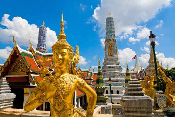 Goldene Tempelstatue und Palastanlage in Bangkok Thailand