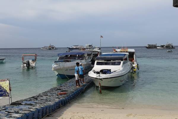 Speedboote am schwimmenden Anleger bei der Ankunft auf Koh Lipe in Thailand
