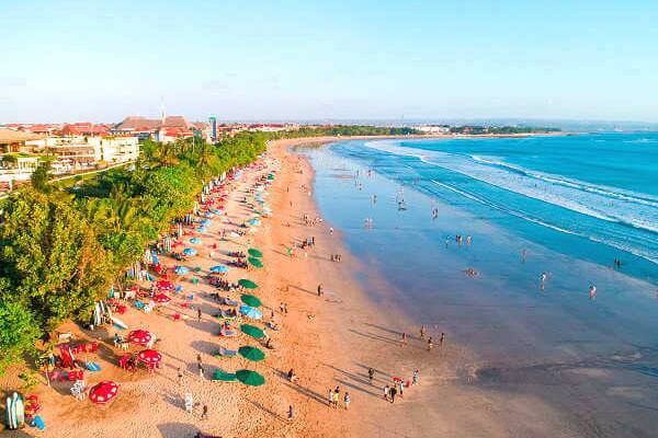 Der Strand von Kuta auf Bali ist rund vier Kilometer lang