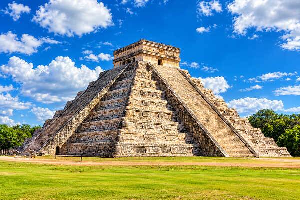 Maya-Pyramide Chichén Itzá in Mexiko unter blauem Himmel