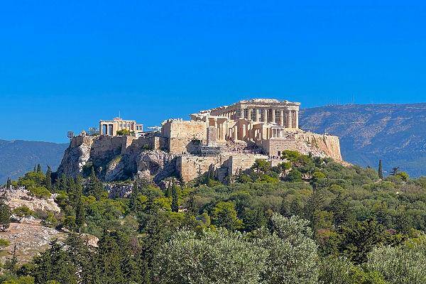 Akropolis von Athen mit antiken Tempeln auf einem Hügel