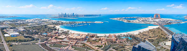 Abu Dhabi mit Emirates Palace, Sheikh Zayed Bucht und den Katara Towers am Horizont