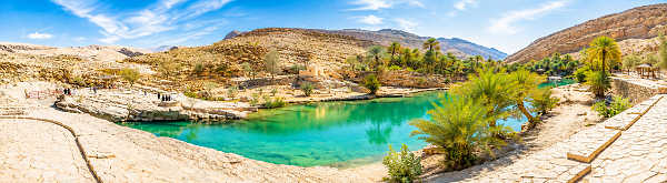Türkisfarbenes Wadi im Oman als Reiseziel einer Emirate-Kombireise