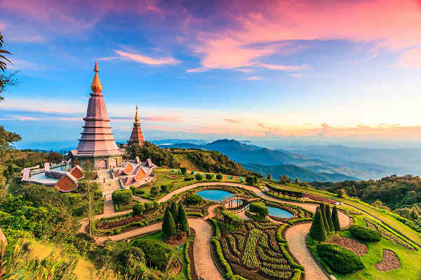 Tempel und Berglandschaft in Nordthailand für individuelle Kombireisen