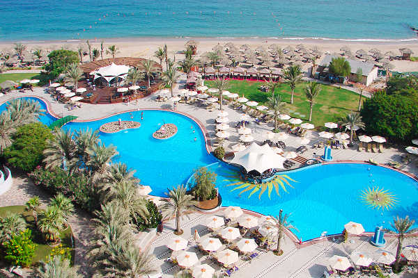 Strandresort in Ras Al Khaimah am Persischen Golf mit Pool, Palmen und Sandstrand