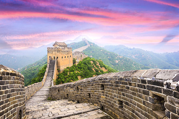 Chinesische Mauer in China bei Sonnenaufgang