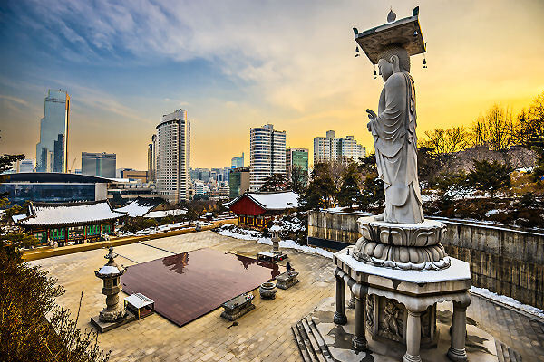 Tempelanlage mit Skyline von Seoul in Südkorea