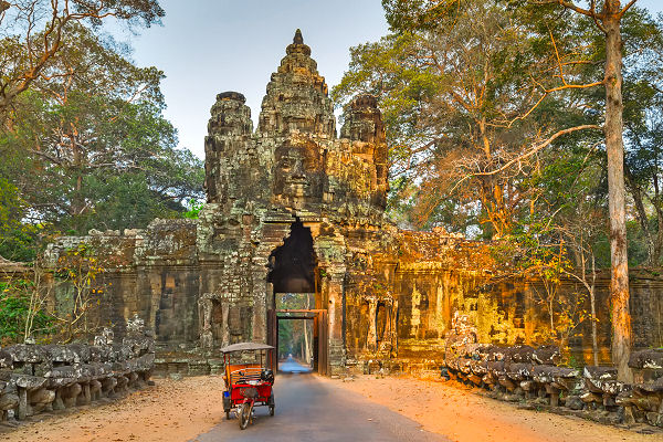 Tempeltor von Angkor in Kambodscha für individuelle Kombireisen