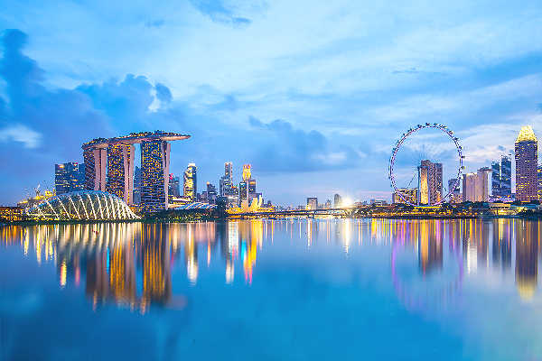 Skyline der Marina Bay in Singapur als Start einer Kombireise
