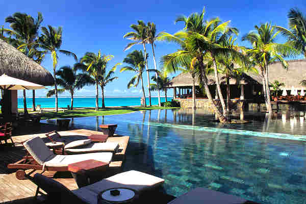 Resortpool mit Palmen direkt am Strand in Khao Lak Thailand