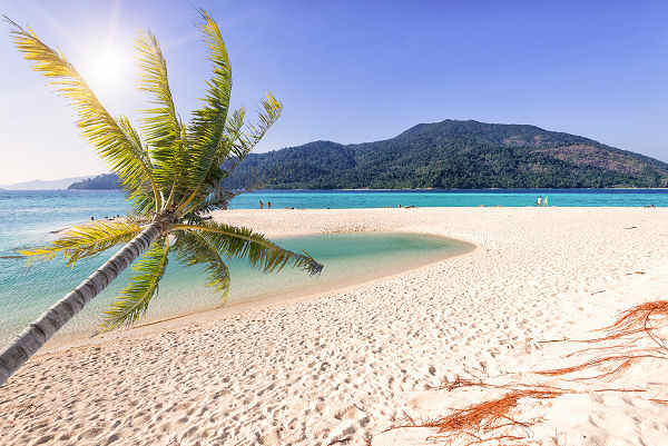 Weißer Sandstrand mit türkisfarbenem Wasser auf Koh Lipe Thailand
