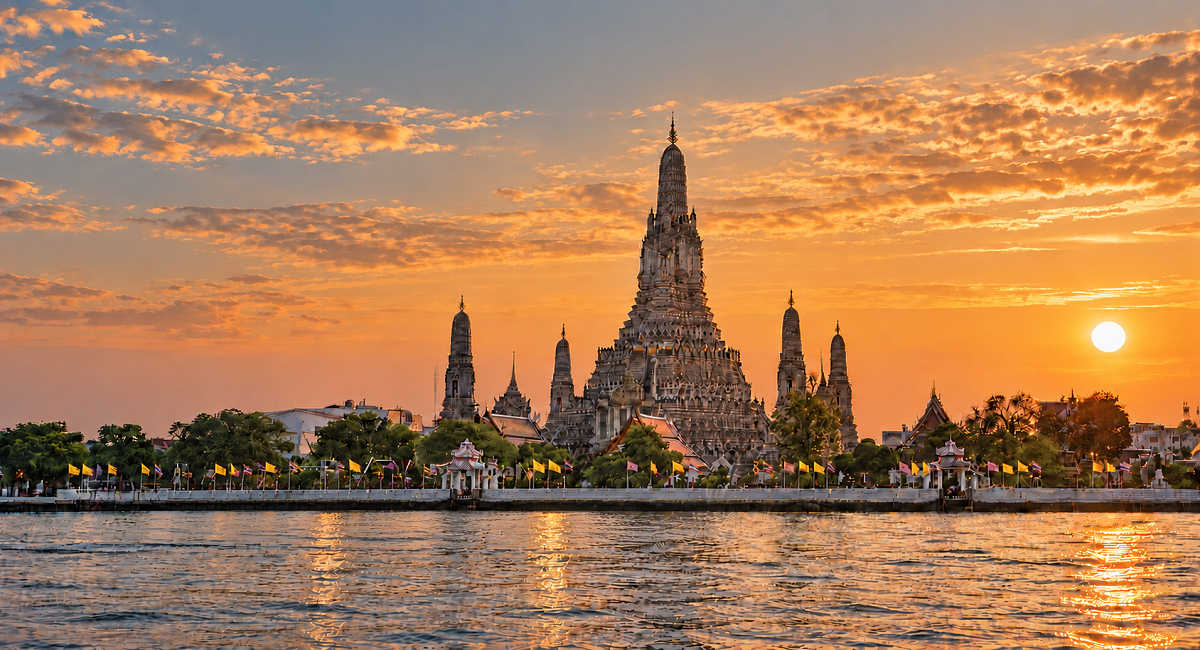 Wat Arun am Chao-Phraya-Fluss in Bangkok bei Sonnenuntergang
