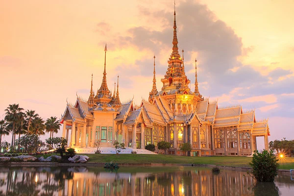 Thailändischer Tempel im Sonnenuntergang, Rundreisen durch Thailand mit AsiaGo