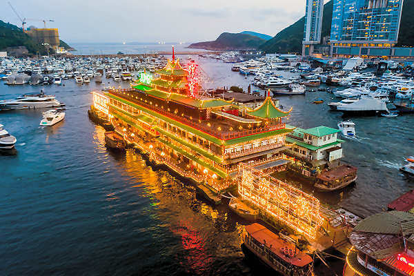 Jumbo Kingdom im Hafen von Aberdeen ist das größte schwimmende Restaurantschiff der Welt