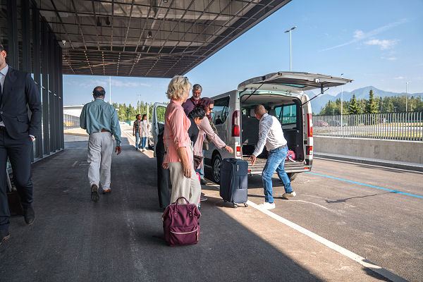 Reiseübersicht mit Flügen, Hotels und Transfers einer Kombireise prüfen