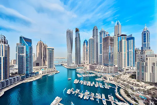Skyline der Dubai Marina mit Hochhäusern, Yachthafen und Wasserkanal