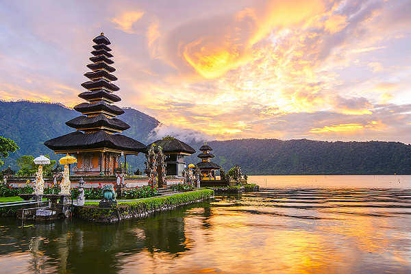 Pura Ulun Danu Tempel am Bratan-See auf Bali in Indonesien