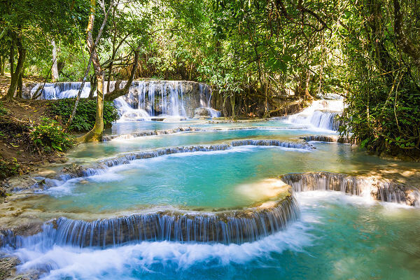 Türkisfarbene Kuang Si Wasserfälle im Regenwald bei Luang Prabang in Laos