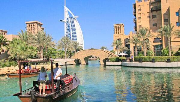 Bootfahrt in Madinat Jumeirah mit Blick auf das Burj Al Arab in Dubai