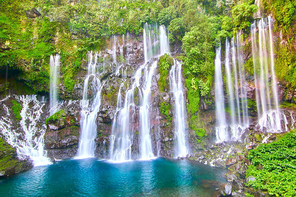 Wasserfall in grüner Vulkanlandschaft auf der Insel Réunion