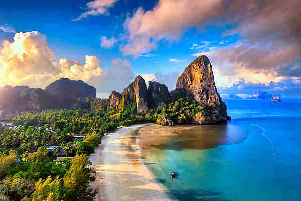 Bild von Railay Beach in Krabi, einem atemberaubenden Strand mit klarem Wasser und Kalksteinfelsen im Hintergrund.