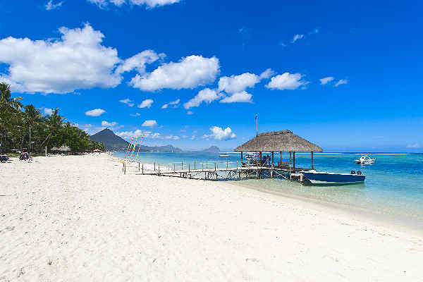 Strand von Flic en Flac auf Mauritius mit Palmen und Meer