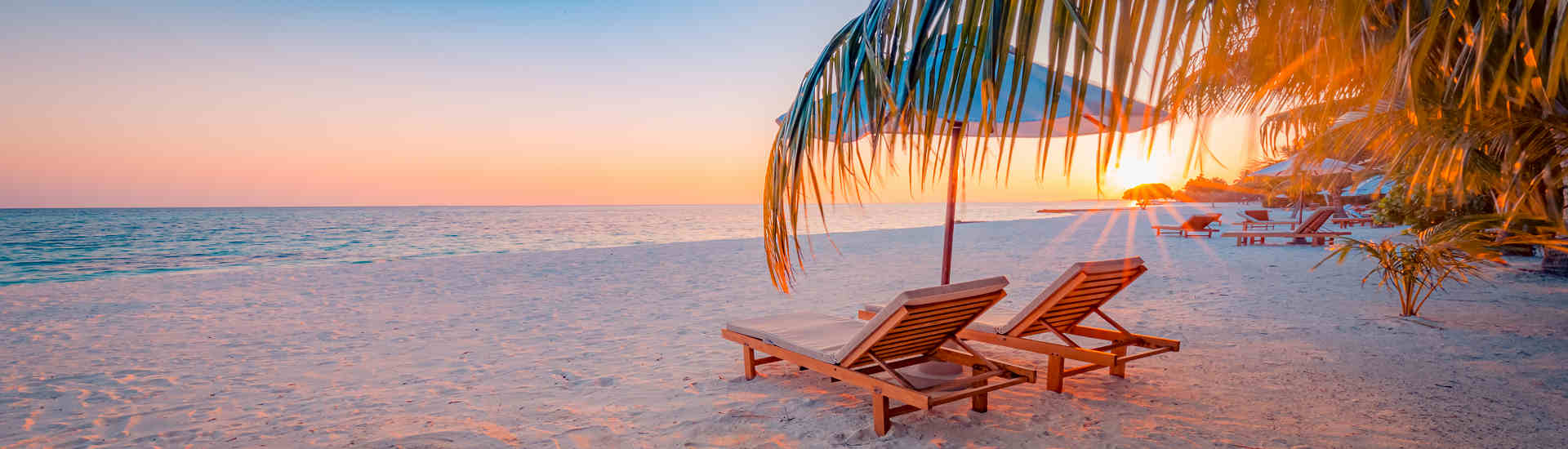 Wunderschöner Strand mit türkisfarbenem Wasser und Palmen