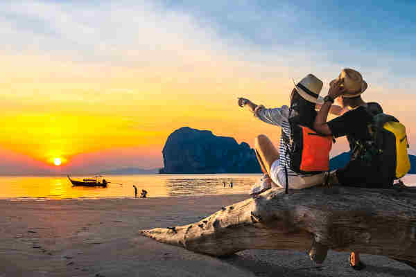 Asien entdecken: Die beste Reisezeit für Ihr Traumziel Strand in Asien mit Palmen und türkisfarbenem Meer