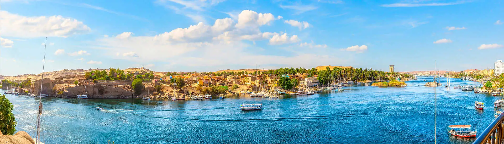 Ägypten Nilkreuzfahrt – Blick auf den Nil mit Segelbooten & Uferlandschaft in Assuan