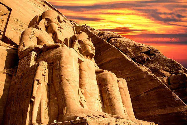 Ägypten Abu Simbel – majestätische Tempelstatuen von Ramses II. im Abendlicht