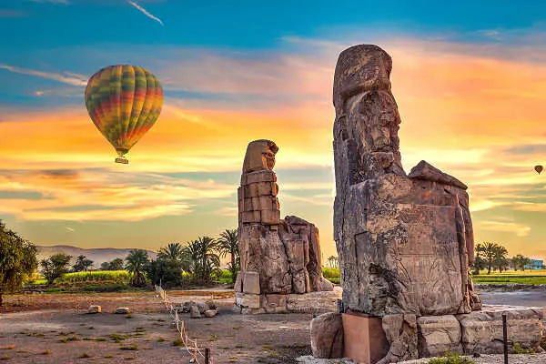 Ägypten Luxor – Heißluftballon über den Memnon-Kolossen bei Sonnenaufgang
