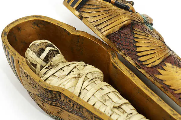 Ägypten Kairo – Mumie in einem verzierten Sarkophag im Ägyptischen Museum