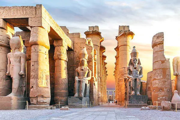 Ägypten Luxor – beeindruckende Tempelanlage mit Statuen bei Sonnenuntergang