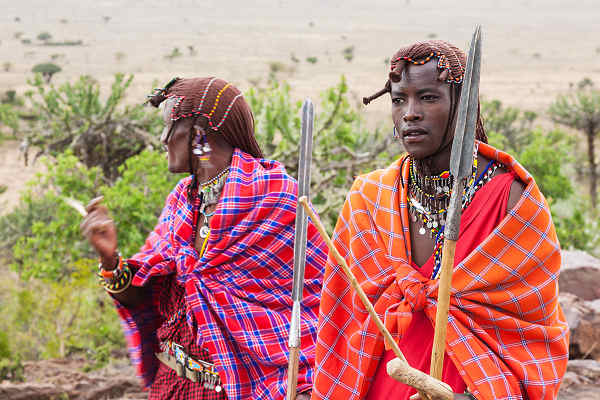 Traditionelle Masai-Krieger in Kenia. Traditionelle Masai-Krieger in Kenia, in farbenfroher Kleidung und Schmuck.