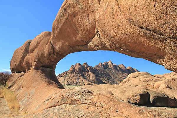 Atemberaubende Felsen in der Namib-Wüste bei Sonnenuntergang. Majestätische Felsenlandschaft in der Wüste Namibias bei Sonnenuntergang.