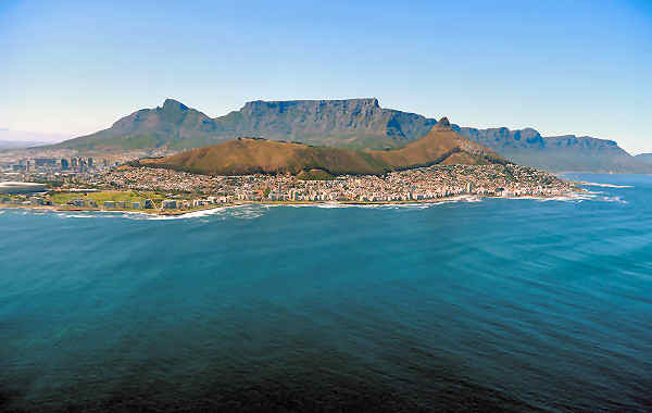 Atemberaubende Aussicht auf Kapstadt und den Tafelberg in Südafrika. Blick auf Kapstadt, Südafrika mit Tafelberg im Hintergrund.