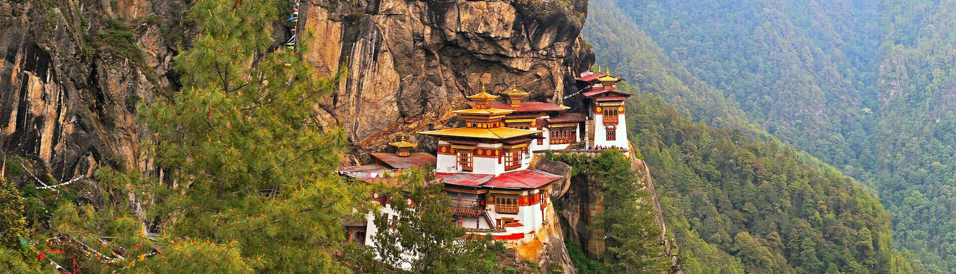 Das buddhistische Paro Taktsang Kloster thront majestätisch in Bhutan. Entdecken Sie die beste Reisezeit!