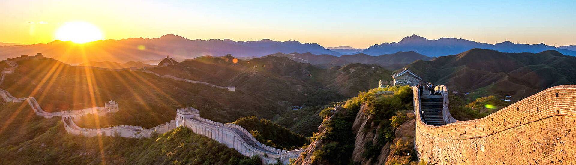 Bild der imposanten Großen Mauer von China, die sich majestätisch über die Berge erstreckt