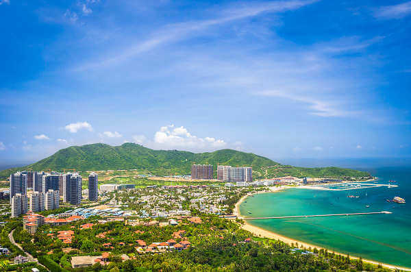 Die Stadt Sanya ist bekannt für ihr tropisches Klima und weite Sandstrände