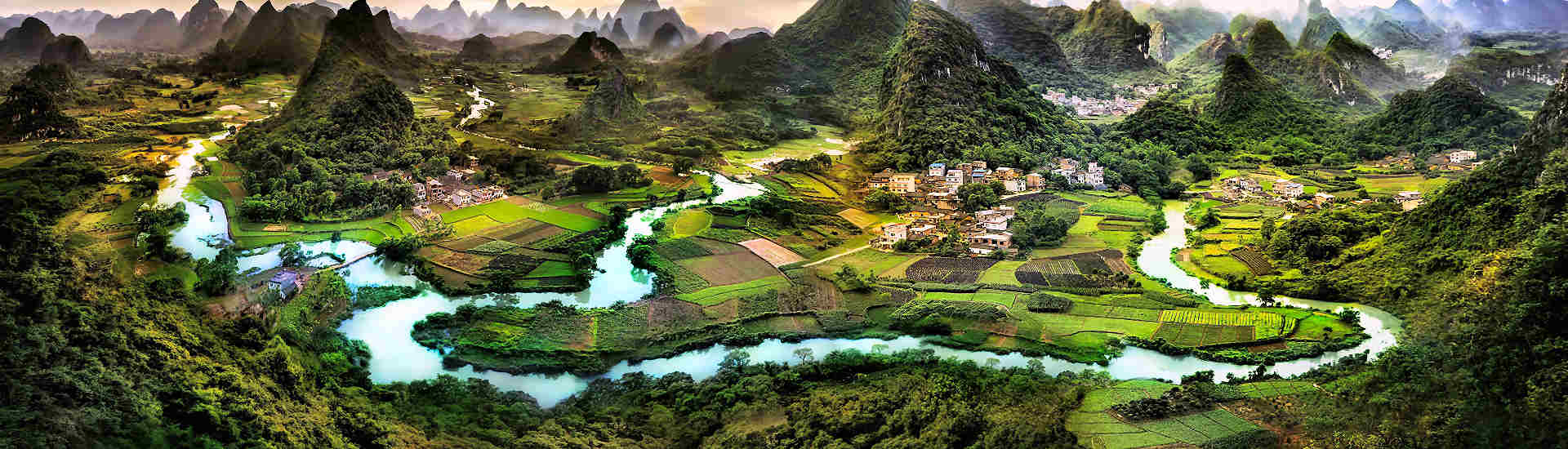 Ein atemberaubendes Landschaftsbild von Guilin, China, mit seinen ikonischen Karstbergen und malerischen Flüssen