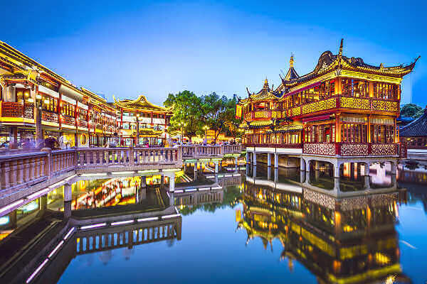 Yu Yuan Garten und Teehaus, was über eine Zickzack Brücke erreicht wird. Böse Geister können nicht über eine Zickzack Brücke gehen
