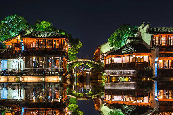 Das alte Wasserdorf Wuzhen ist durch ein Netz von Kanälen getrennt und mit Bogenbrücken verbunden