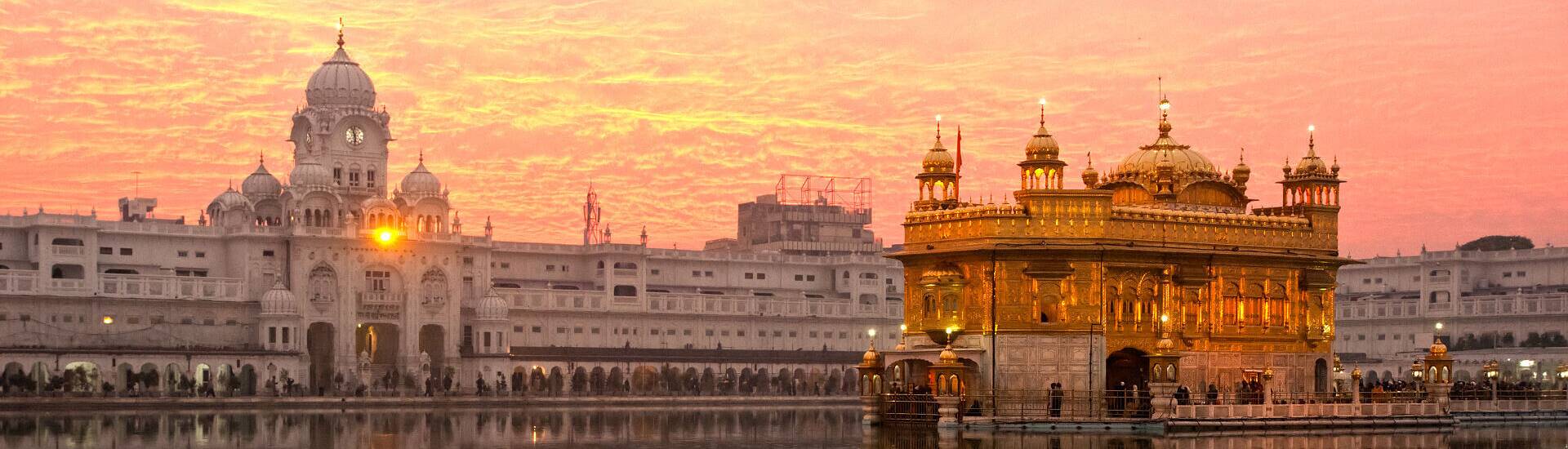 Bild des beeindruckenden Harmandir Sahib, der Goldenen Tempels in Amritsar, Indien