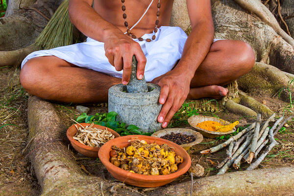 Bild: Herstellung von Ayurveda-Mitteln in Indien - Erleben Sie unvergessliche Indien Reisen