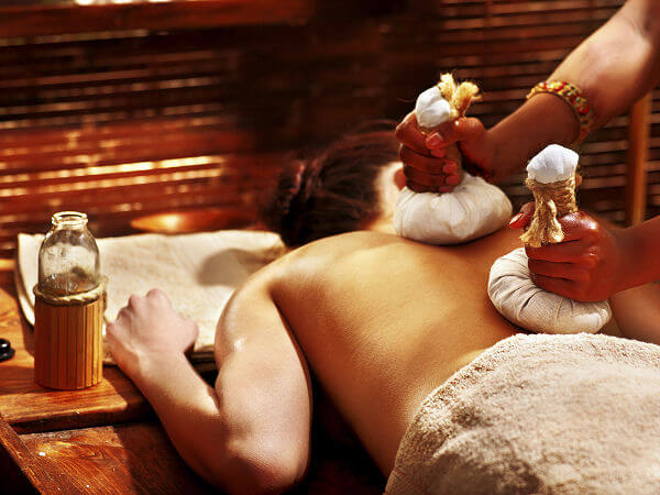 Ayurveda-Massage aus der indischen Heilkunst Die Ayurveda Massage ist ein Teil der indischen Heilkunst des Ayurveda