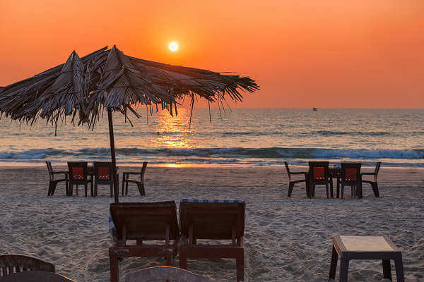 Bild eines atemberaubenden Sonnenuntergangs am Strand von Goa - Unvergessliche Indien Reisen