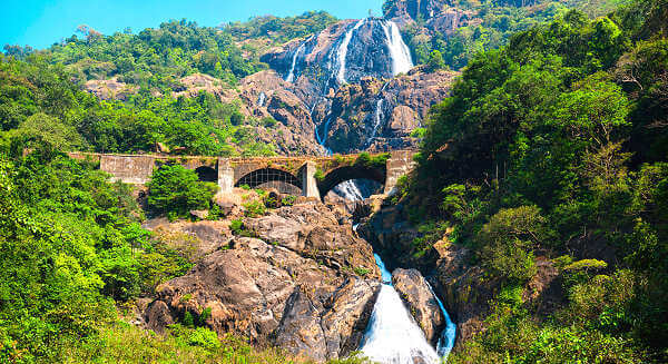 Dudhsagar-Wasserfälle des Flusses Mandovi im indischen Bundesstaat Goa.
