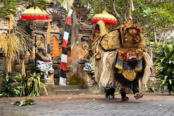 Der Barong Tanz, eine löwenartige Gestalt mit der das Gleichgewicht zwischen Gut und Böse hergestellt wird