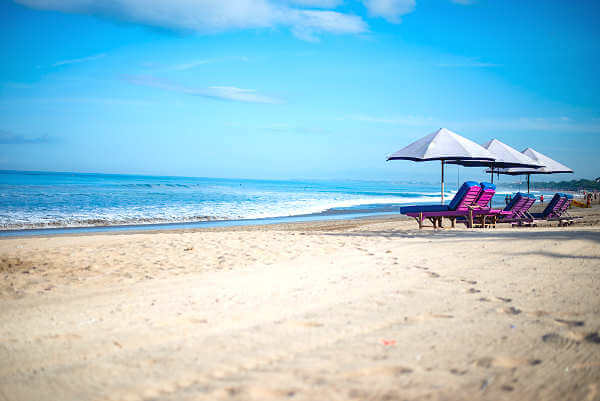 Der Legian Beach ist wie der benachbarte Kuta Beach ein beliebter Surf Spot