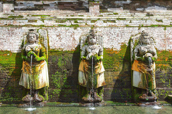 Bei Goa Gajah befinden sich Badebecken mit Quellnymphen aus denen heiliges Wasser plätschert